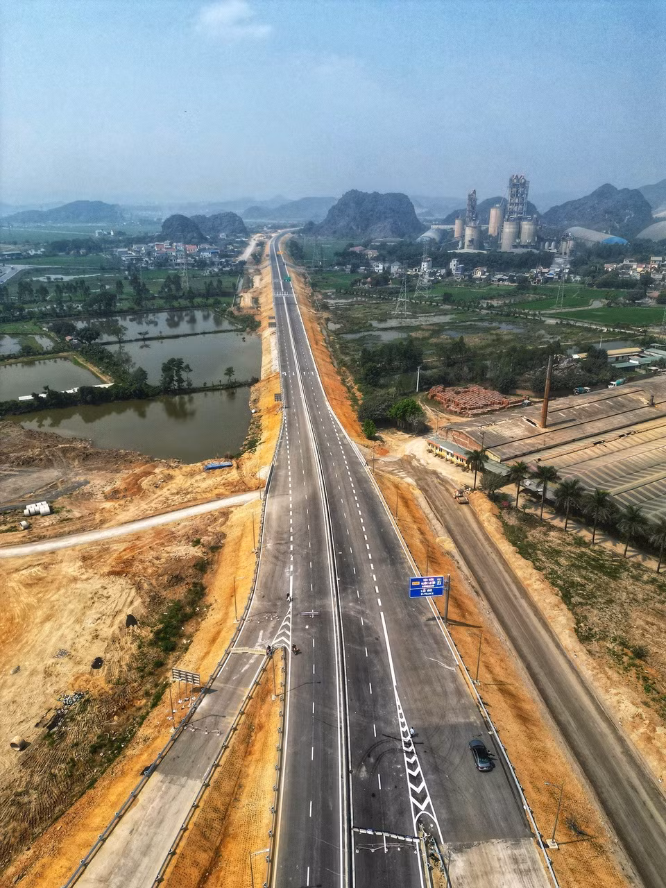 Giai đoạn phân kỳ đầu tư xây dựng 4 làn xe hạn chế, nền đường 17m, đạt vận tốc 80km/h. (Ảnh: Tuấn Anh/TTXVN)