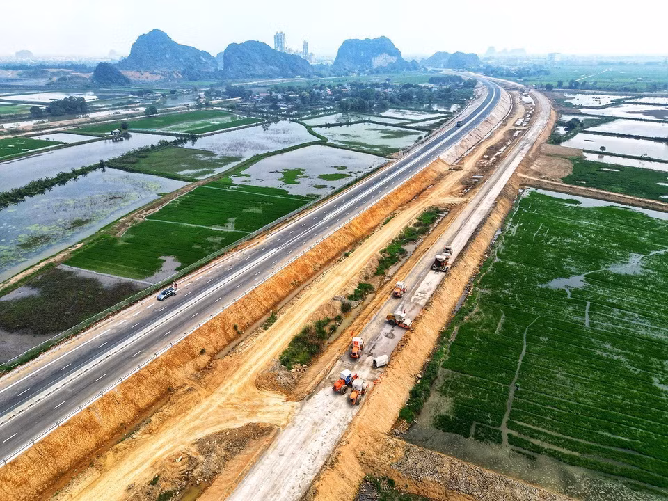 Công tác thi công móng, nền, đường gom và các hệ thống an toàn được triển khai gấp rút. (Ảnh: Tuấn Anh/TTXVN)