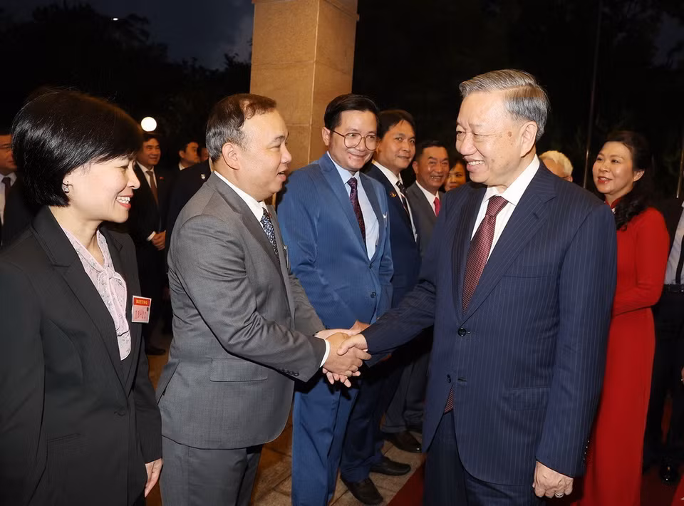 Tổng Bí thư, Chủ tịch nước Tô Lâm và Phu nhân với cán bộ, nhân viên Đại sứ quán Việt Nam tại Trung Quốc. (Ảnh: Trí Dũng/TTXVN)
