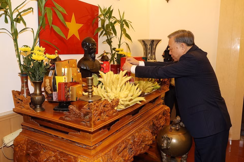 Tổng Bí thư, Chủ tịch nước Tô Lâm dâng hương trên Ban thờ Chủ tịch Hồ Chí Minh tại Đại sứ quán Việt Nam. (Ảnh: Trí Dũng/TTXVN)