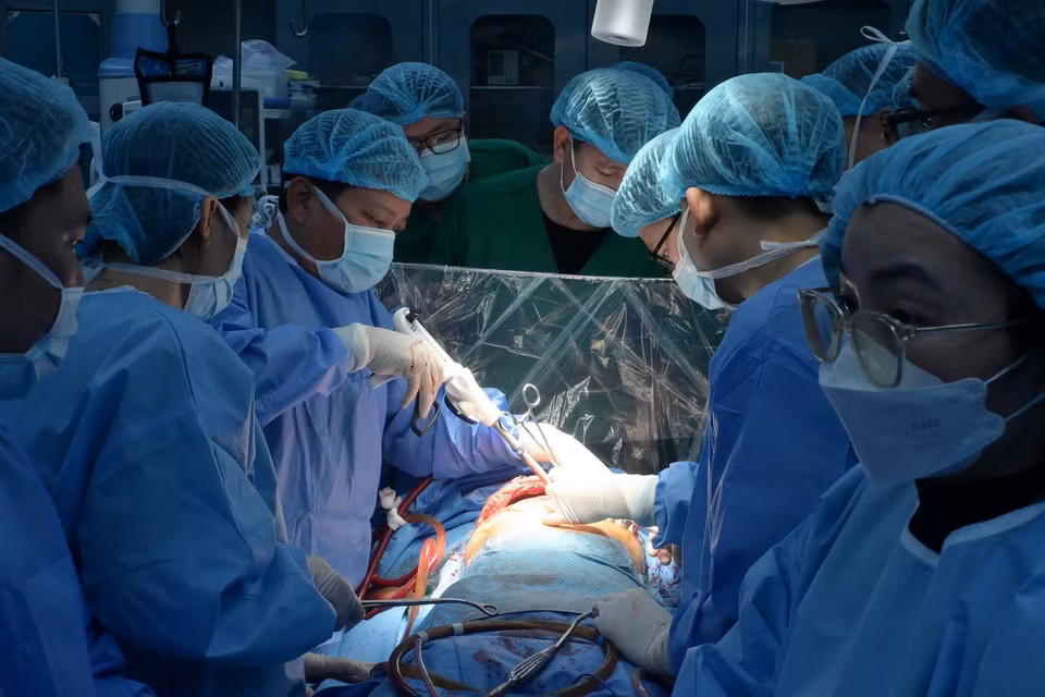 Bệnh nhân đã được quản lý, theo dõi tại Bệnh viện Phổi Trung ương từ năm 2020 và chờ ghép phổi từ vài tháng nay vì 2 lá phổi tổn thương nghiêm trọng, tình trạng suy hô hấp nặng, tiên lượng tử vong cao. (Ảnh: TTXVN phát)