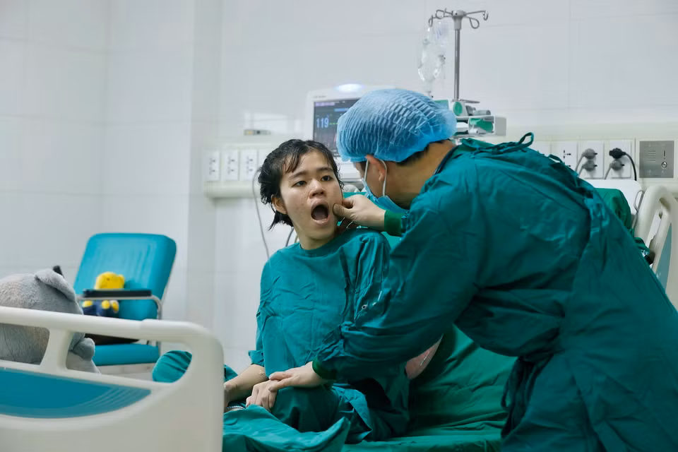 Bác sỹ Bệnh viện Phổi Trung ương thường xuyên khám cho bệnh nhân P.A.T trong quá trình hồi phục. (Ảnh: Minh Quyết/TTXVN)