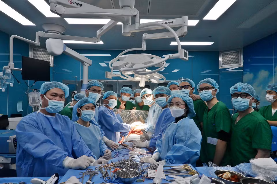 Bệnh viện Phổi Trung ương đã huy động khoảng 80 nhân lực trực tiếp tham gia ca ghép cùng với các chuyên gia khác từ Trung tâm điều phối ghép tạng Quốc gia, Bệnh viện Trung ương Quân đội 108, Bệnh viện E, Bệnh viện Hữu nghị, Bệnh viện Tim Hà Nội và chuyên gia Quốc tế thực hiện thành công ca ghép phổi. (Ảnh: TTXVN phát)