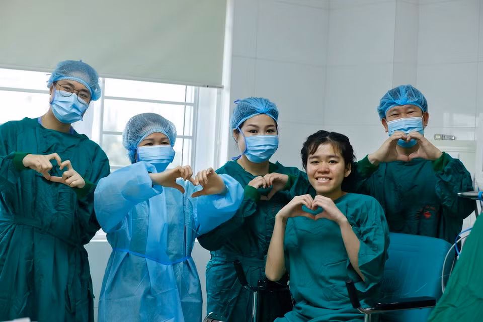 Ca ghép phổi hồi sinh sự sống cho cô gái trẻ P.A.T. thêm một lần nữa khẳng định trình độ, tay nghề của các bác sỹ Việt Nam trong việc chinh phục các kỹ thuật đỉnh cao ở lĩnh vực ghép tạng. (Ảnh: Minh Quyết/TTXVN)