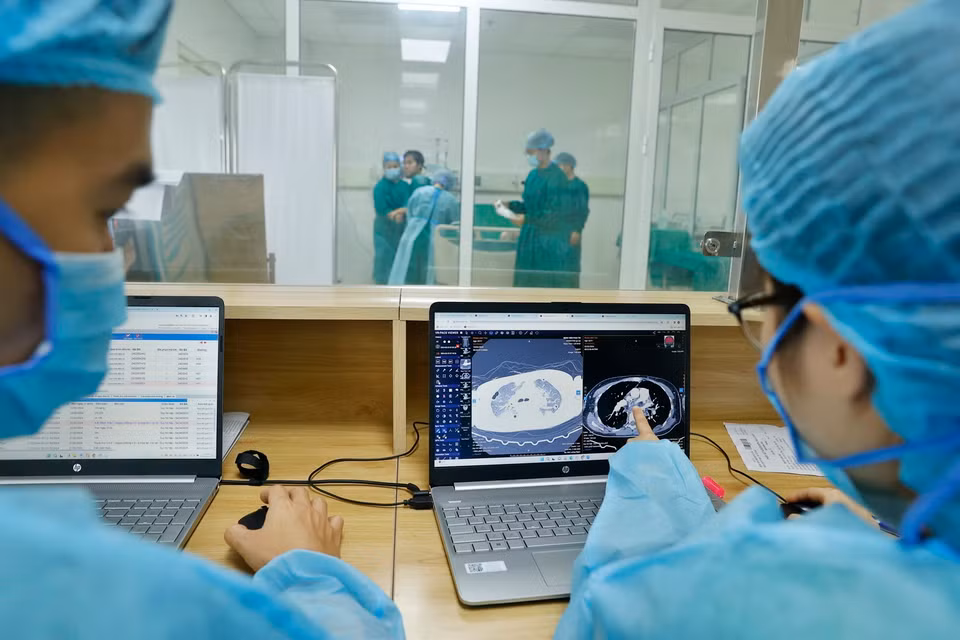 Kíp trực đặc biệt luôn theo dõi bệnh nhân sau khi phẫu thuật. (Ảnh: TTXVN phát)