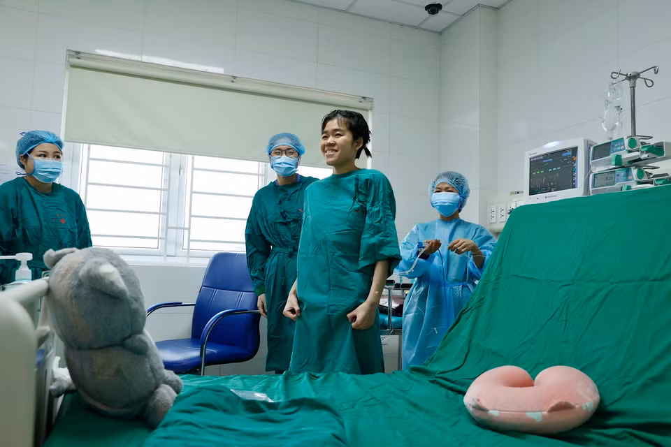 Đến nay, sức khỏe bệnh nhân P.A.T hồi phục tốt, hằng ngày tập đi bộ. (Ảnh: Minh Quyết/TTXVN)