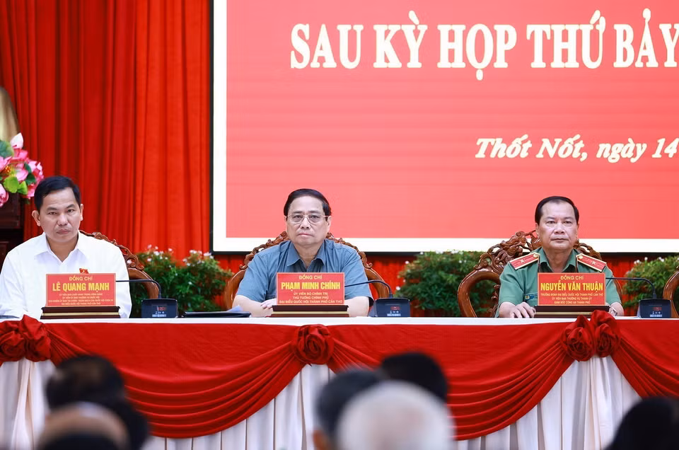Thủ tướng Phạm Minh Chính đến dự hội nghị tiếp xúc cử tri quận Thốt Nốt, thành phố Cần Thơ. (Ảnh: Dương Giang/TTXVN)
