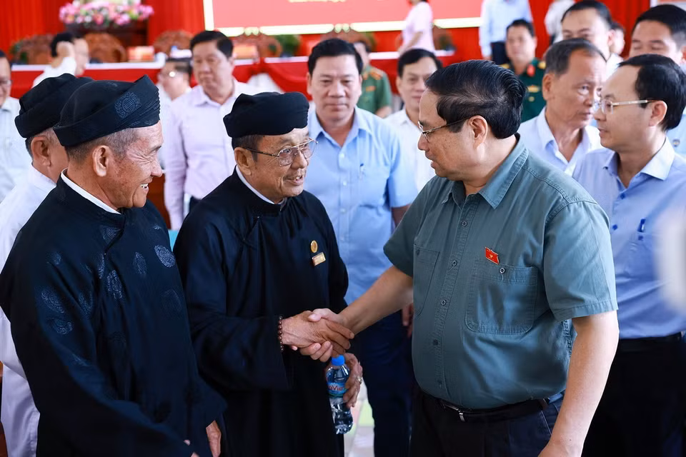 Thủ tướng Phạm Minh Chính với cử tri quận Thốt Nốt, thành phố Cần Thơ. (Ảnh: Dương Giang/TTXVN)