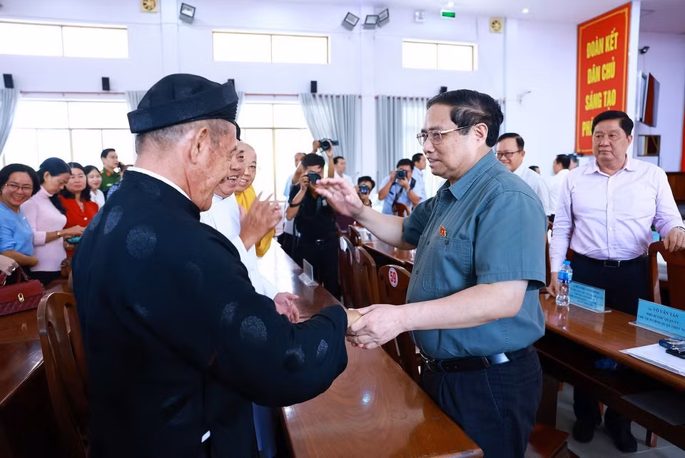 Thủ tướng Phạm Minh Chính với cử tri quận Thốt Nốt, thành phố Cần Thơ. (Ảnh: Dương Giang/TTXVN)