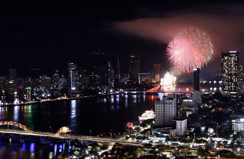 Đội Joho Pyro Professional Fireworks AB, đại diện của Phần Lan đã khiến đêm Hè Đà Nẵng nóng hơn rất nhiều với màn trình diễn hiện đại và sôi động trên nền những ca khúc và bản nhạc phim Âu Mỹ lừng danh.