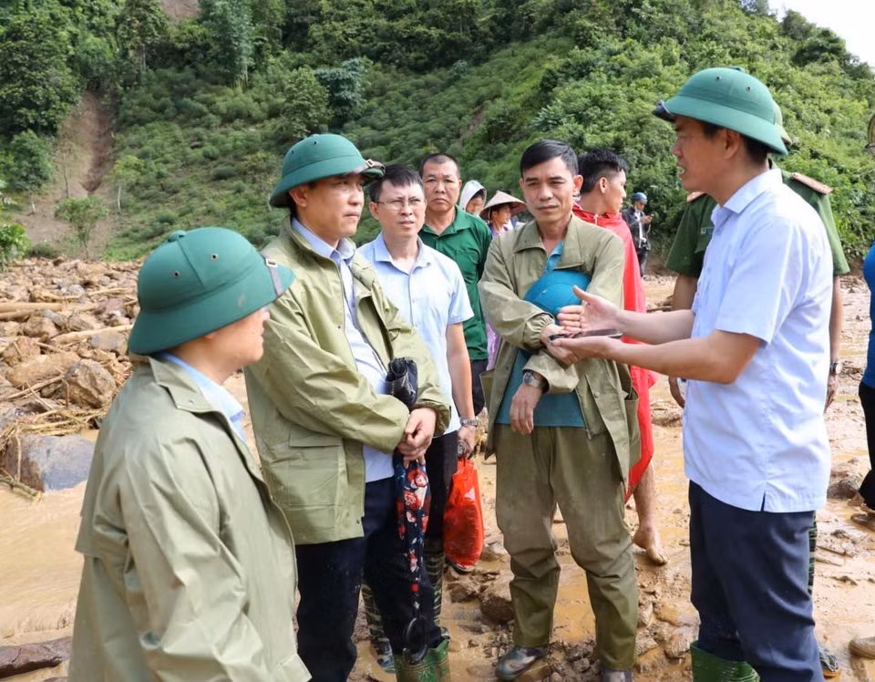 Lãnh đạo huyện Điện Biên trực tiếp chỉ đạo công tác tìm kiếm tại hiện trường. (Ảnh: Xuân Tư/TTXVN)