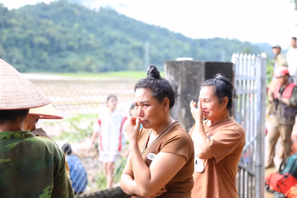 Người thân xót xa mong ngóng thông tin về nạn nhân mất tích. (Ảnh: Xuân Tư/TTXVN)