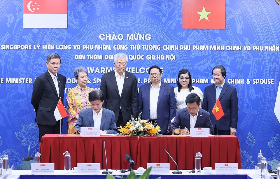 Thủ tướng Phạm Minh Chính và Phu nhân cùng Thủ tướng Singapore Lý Hiển Long và Phu nhân chứng kiến lễ ký giữa Đại học Quốc gia Hà Nội và Đại học Công nghệ Nanyang. (Ảnh: Dương Giang/TTXVN)