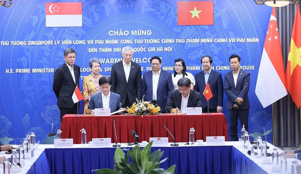 Thủ tướng Phạm Minh Chính và Phu nhân cùng Thủ tướng Singapore Lý Hiển Long và Phu nhân chứng kiến lễ ký giữa Đại học Quốc gia Thành phố Hồ Chí Minh và Đại học Công nghệ Nanyang. (Ảnh: Dương Giang/TTXVN)