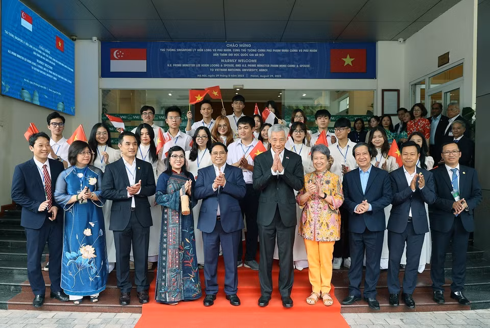 Thủ tướng Phạm Minh Chính và Phu nhân cùng Thủ tướng Singapore Lý Hiển Long và Phu nhân với sinh viên tiêu biểu. (Ảnh: Dương Giang/TTXVN)