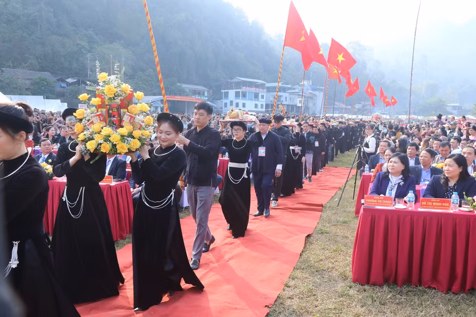 Người dân các xã của huyện Ba Bể dâng lễ cầu cho một năm mưa thuận gió hòa, mùa màng bội thu. (Ảnh: Vũ Hoàng Giang/TTXVN)