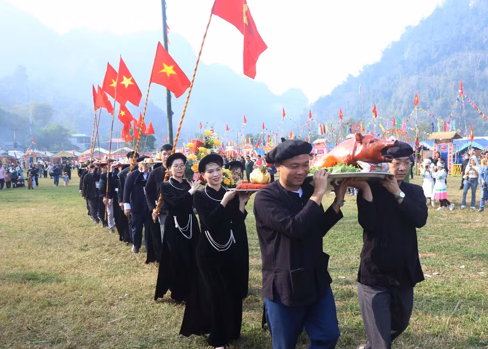 Nhân dân các xã của huyện Ba Bể dâng lễ cầu cho một năm mưa thuận gió hòa, mùa màng bội thu. (Ảnh: Vũ Hoàng Giang/TTXVN)