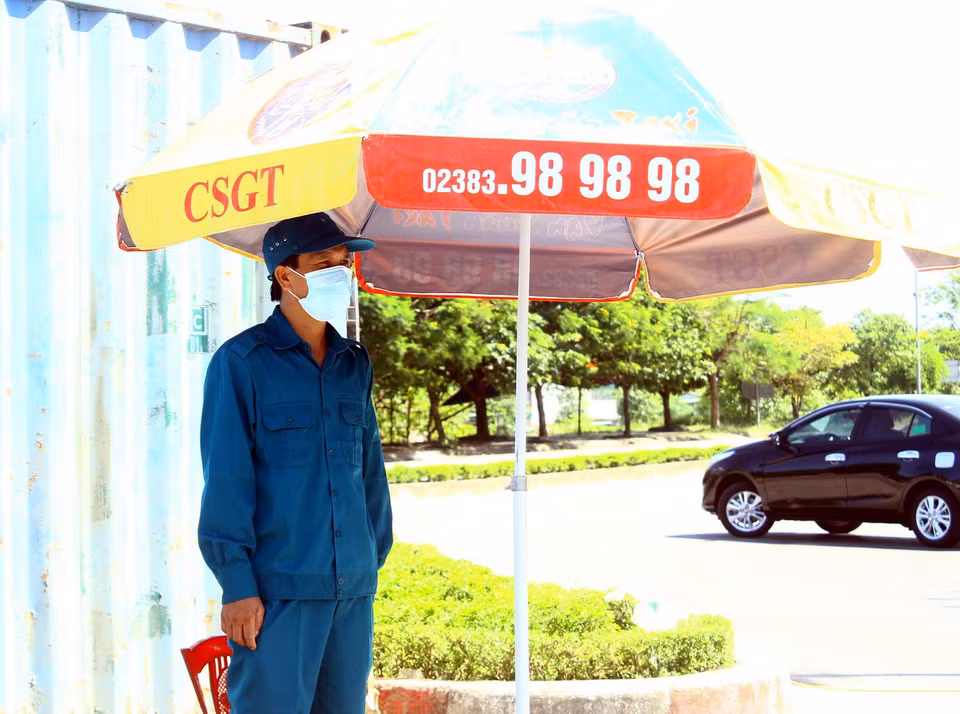  Cùng với lực lượng chính là Công an, lực lượng dân quân tự vệ cũng được huy động để trực tại chốt kiểm soát cầu Bến Thủy. (Ảnh: Tá Chuyên/TTXVN)