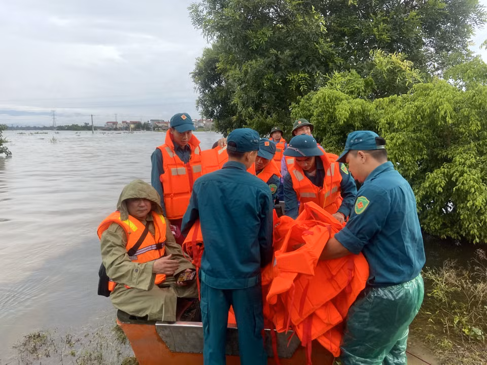 Các lực lượng cứu hộ đang chuẩn bị sẵn sàng để ứng phó lũ và cung cấp lương thực cho nhân dân vùng chia cắt. (Ảnh: Nguyễn Văn Cảnh/TTXVN)