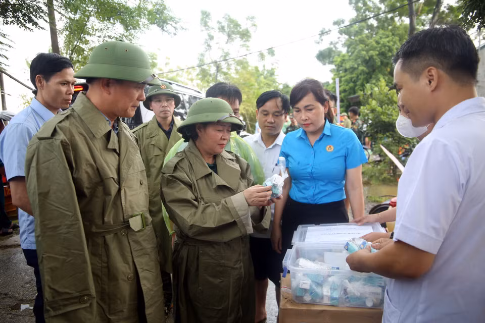 Bà Bùi Thị Minh Hoài, Bí thư Thành ủy Hà Nội (đứng giữa), kiểm tra công tác phòng chống lũ tại huyện Chương Mỹ. (Ảnh: Nguyễn Văn Cảnh/TTXVN)