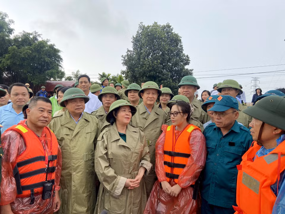 Bà Bùi Thị Minh Hoài, Bí thư Thành ủy Hà Nội (đứng giữa), trao đổi, động viên lực lượng xung kích phòng chống lũ tại huyện Quốc Oai. (Ảnh: Nguyễn Văn Cảnh/TTXVN)