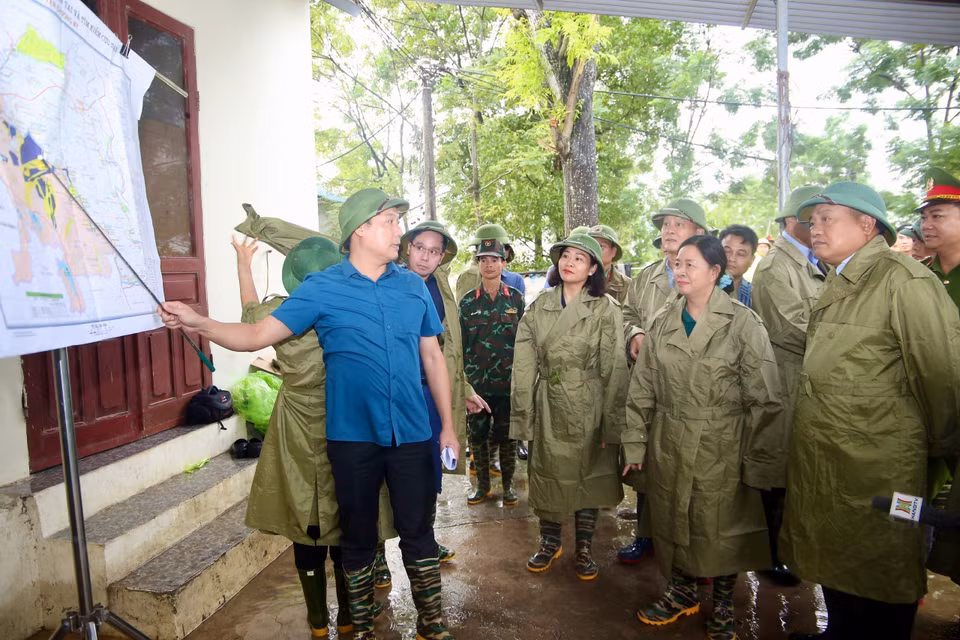 Bà Bùi Thị Minh Hoài, Bí thư Thành ủy Hà Nội (đứng giữa) kiểm tra công tác phòng chống lũ tại huyện Chương Mỹ. (Ảnh: Nguyễn Văn Cảnh/TTXVN)