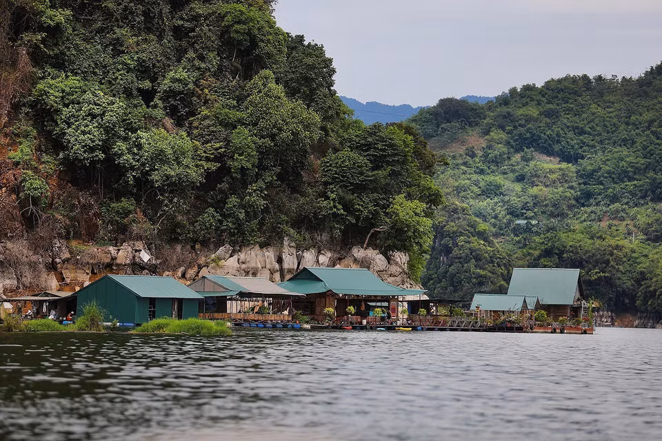 Homestay nổi trên hồ tựa núi tại khu vực xóm Tháu, phường Thái Bình, thành phố Hòa Bình. (Ảnh: Trọng Đạt/TTXVN)