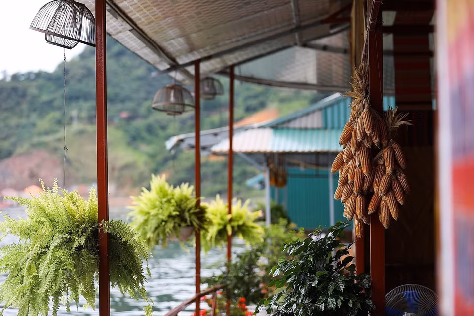 Không gian homestay nổi trên hồ được trang trí đơn giản nhưng không kém phần thơ mộng. (Ảnh: Trọng Đạt/TTXVN)
