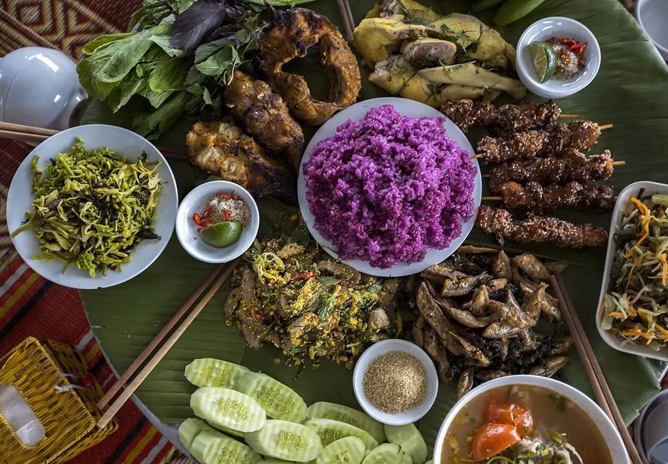 Du khách khi đến du lịch tại các homestay nổi trên hồ Hòa Bình sẽ được thưởng thức những món ăn ngon, đa dạng và phong phú của người Mường. (Ảnh: Trọng Đạt/TTXVN)