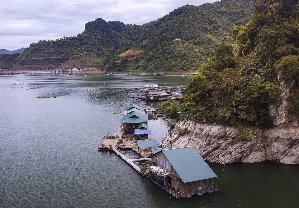 Một homestay nổi trên hồ Hòa Bình thuộc xóm Tháu, phường Thái Bình, thành phố Hòa Bình. (Ảnh: Trọng Đạt/TTXVN)