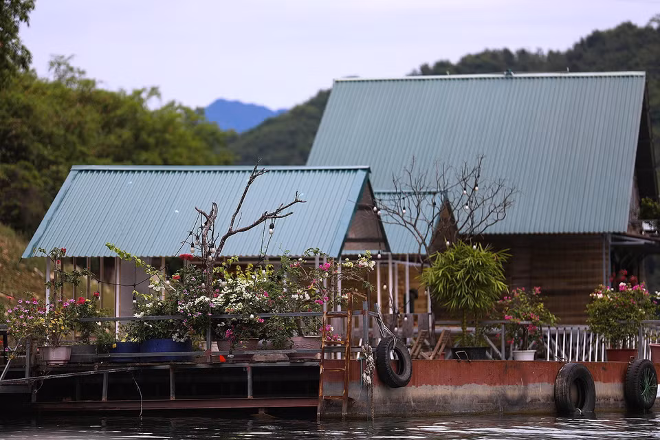 Homestay nổi trên hồ Hòa Bình thuộc xóm Tháu, phường Thái Bình. (Ảnh: Trọng Đạt/TTXVN)