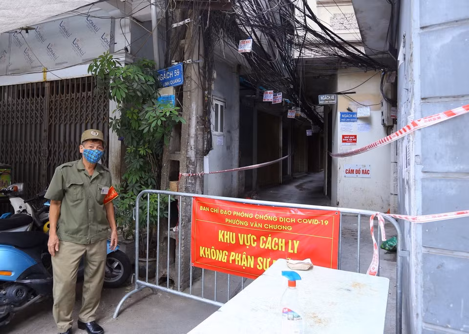  Một đoạn ngõ Linh Quang (phường Văn Chương) bị phong tỏa do liên quan đến hai ca dương tính với COVID-19. (Ảnh: Hoàng Hiếu/TTXVN) 