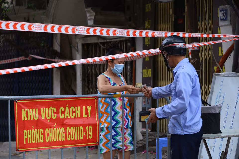  Mọi giao dịch đều tại rào chắn phong tỏa. (Ảnh: Hoàng Hiếu/TTXVN) 