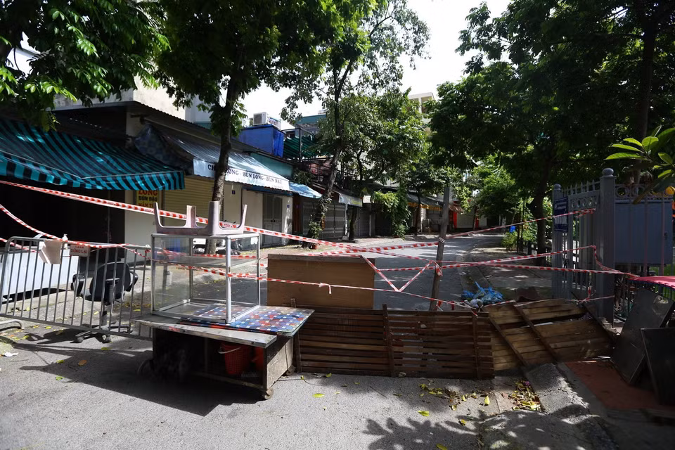  Từ số 3 hồ Văn Chương đến đầu phố Tôn Đức Thắng bị phong tỏa. (Ảnh: Hoàng Hiếu/TTXVN) 