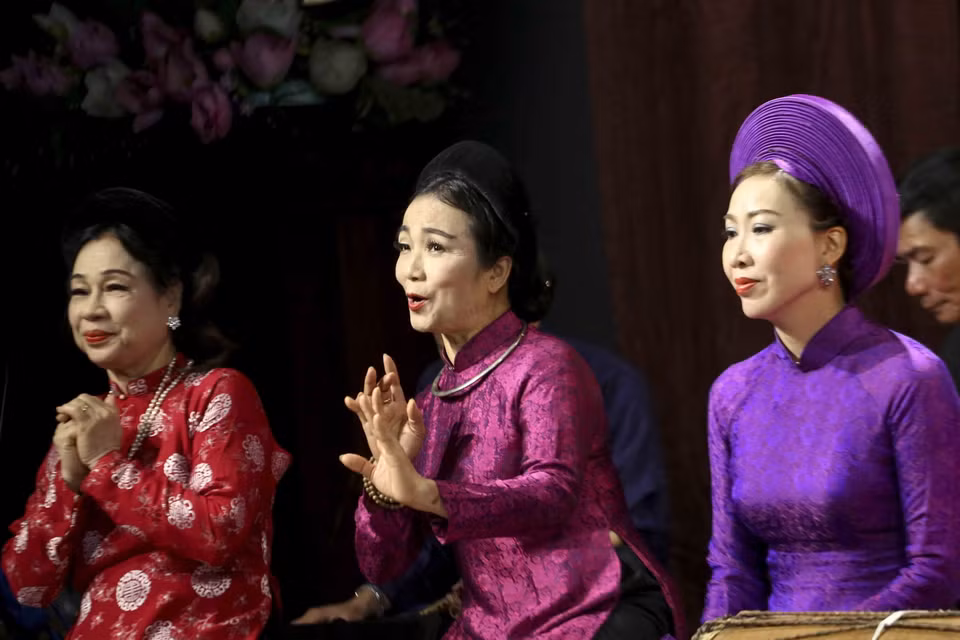 Các nghệ sỹ trình bày bài thơ Quốc Tộ của thiền sư Đỗ Pháp Thuận. (Ảnh: Tuấn Đức/TTXVN)