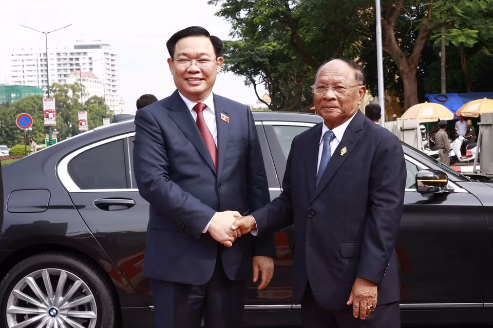 Chủ tịch Quốc hội Campuchia đón Chủ tịch Quốc hội Vương Đình Huệ. (Ảnh: Doãn Tấn/TTXVN)