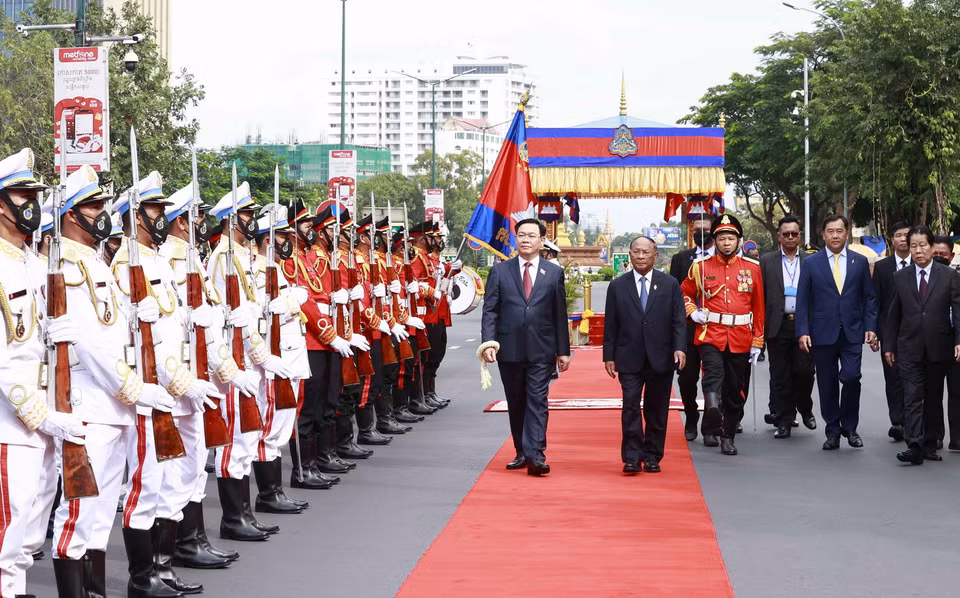 Chủ tịch Quốc hội Vương Đình Huệ và Chủ tịch Quốc hội Campuchia Samdech Heng Samrin duyệt Đội danh dự. (Ảnh: Doãn Tấn/TTXVN)