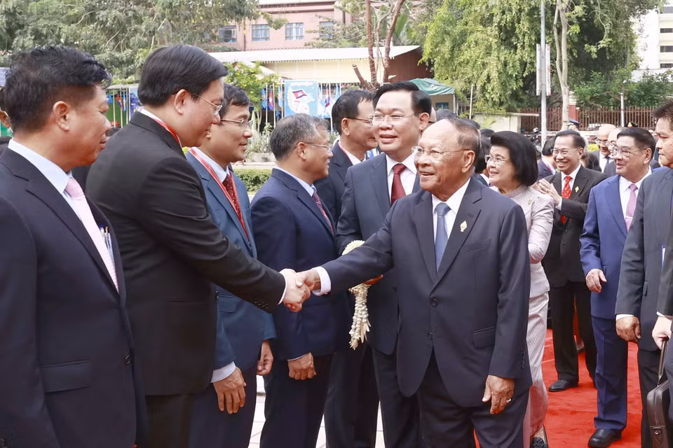 Chủ tịch Quốc hội Vương Đình Huệ giới thiệu với Chủ tịch Quốc hội Campuchia Samdech Heng Samrin các đại biểu đoàn Quốc hội Việt Nam. (Ảnh: Doãn Tấn/TTXVN)