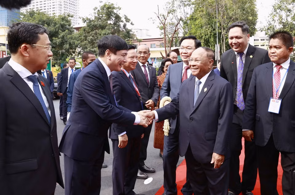 Chủ tịch Quốc hội Vương Đình Huệ giới thiệu với Chủ tịch Quốc hội Campuchia Samdech Heng Samrin các đại biểu đoàn Quốc hội Việt Nam. (Ảnh: Doãn Tấn/TTXVN)