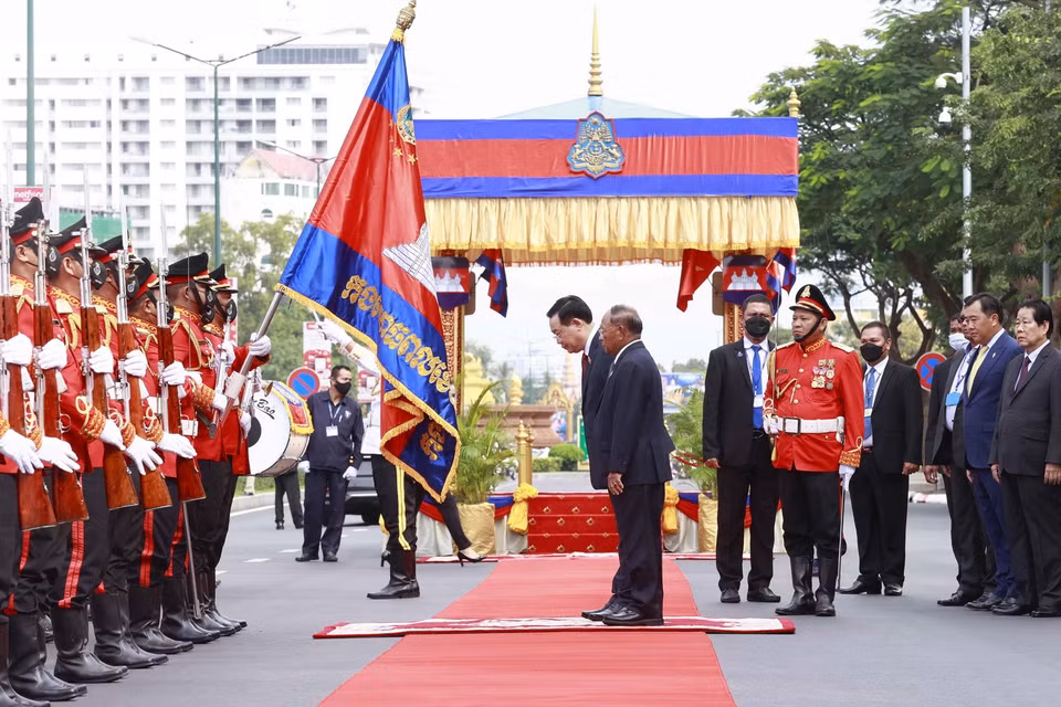 Chủ tịch Quốc hội Vương Đình Huệ và Chủ tịch Quốc hội Campuchia Samdech Heng Samrin duyệt Đội danh dự. (Ảnh: Doãn Tấn/TTXVN)