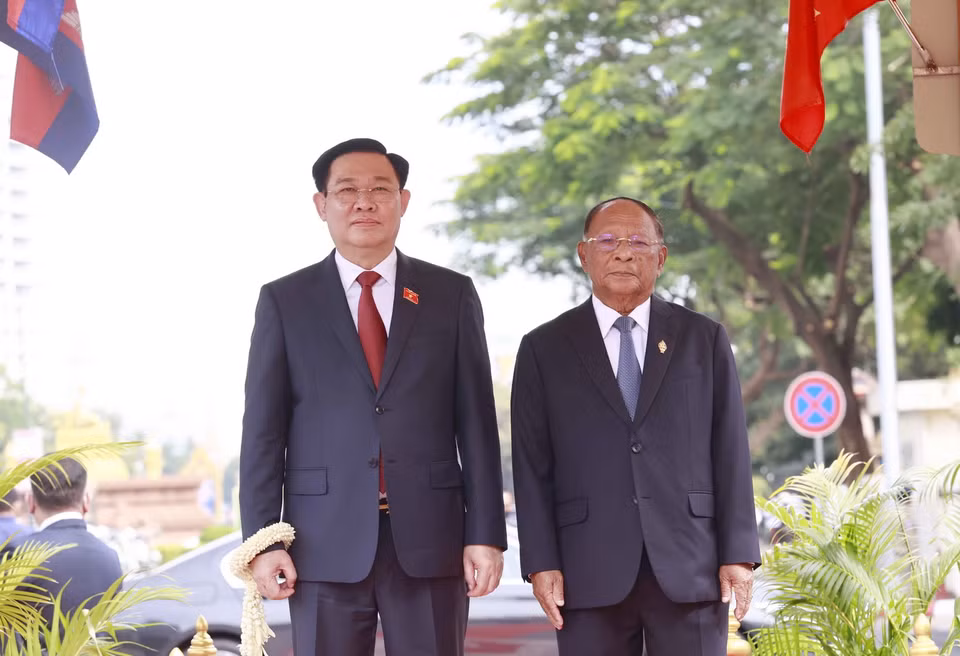  Chủ tịch Quốc hội Campuchia Samdech Heng Samrin và Chủ tịch Quốc hội Vương Đình Huệ thực hiện nghi thức chào cờ. (Ảnh: Doãn Tấn/TTXVN)