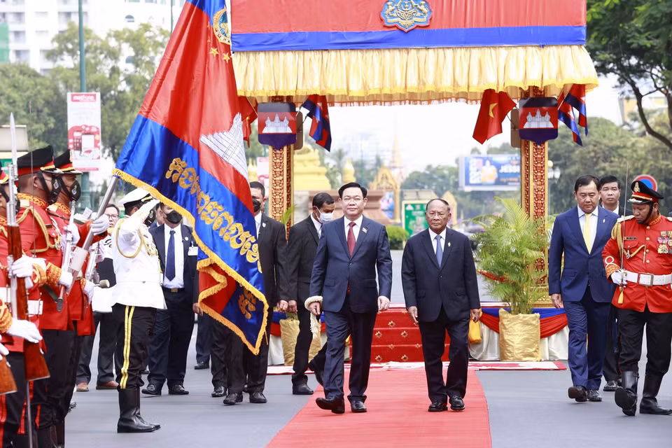 Tại lễ đón, Chủ tịch Quốc hội Vương Đình Huệ và Chủ tịch Quốc hội Campuchia Samdech Heng Samrin duyệt Đội danh dự. (Ảnh: Doãn Tấn/TTXVN)