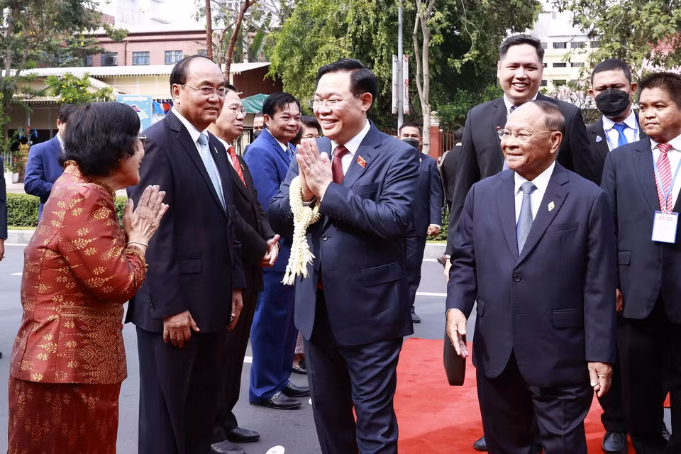 Chủ tịch Quốc hội Campuchia Samdech Heng Samrin giới thiệu với Chủ tịch Quốc hội Vương Đình Huệ các đại biểu đoàn Quốc hội Campuchia. (Ảnh: Doãn Tấn/TTXVN)