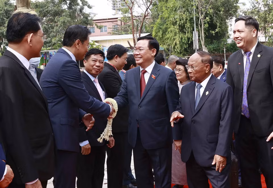 Chủ tịch Quốc hội Campuchia giới thiệu với Chủ tịch Quốc hội Vương Đình Huệ các đại biểu đoàn Quốc hội Campuchia. (Ảnh: Doãn Tấn/TTXVN)