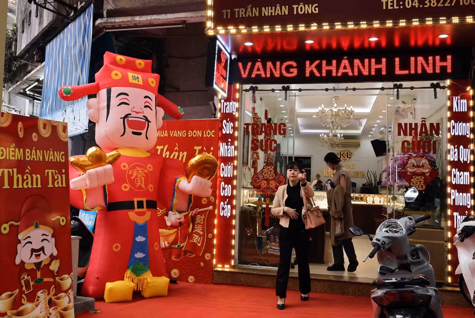 Cửa hàng của Công ty vàng Khánh Linh trên phố Trần Nhân Tông, quận Hai Bà Trưng, trang trí rực rỡ phục vụ cho ngày vía Thần tài. (Ảnh: Trần Việt/TTXVN)