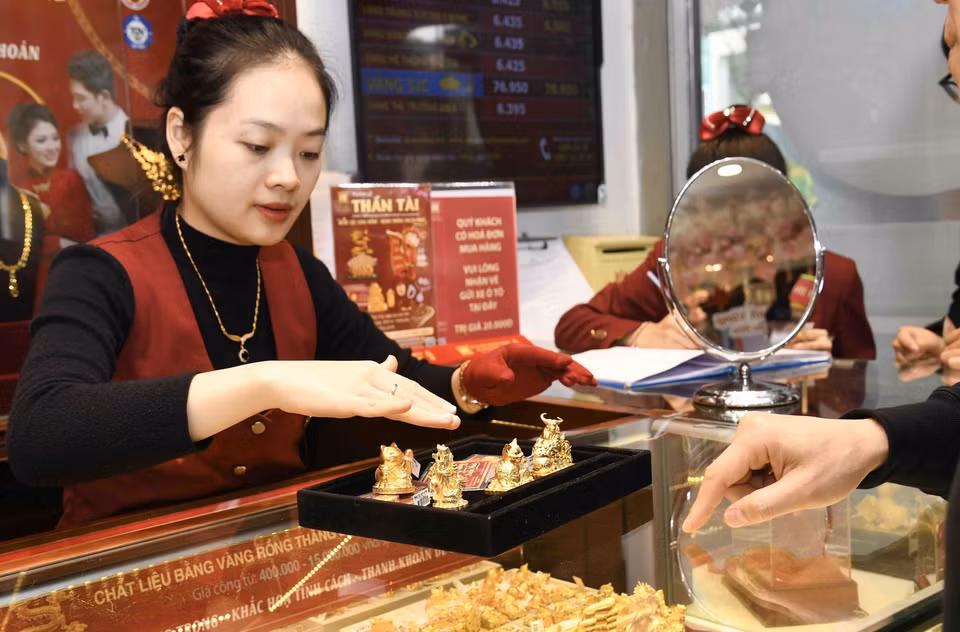Công ty TNHH Bảo Tín Minh Châu đưa ra nhiều sản phẩm đặc sắc, đa dạng mẫu mã cho ngày vía Thần tài. (Ảnh: Trần Việt/TTXVN)