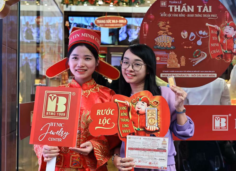 Mặc dù ngày mai (19/2) mới là ngày vía Thần tài nhưng nhiều người đã đến mua vàng sớm cầu may tại cửa hàng của Công ty TNHH Bảo Tín Minh Châu. (Ảnh: Trần Việt/TTXVN)