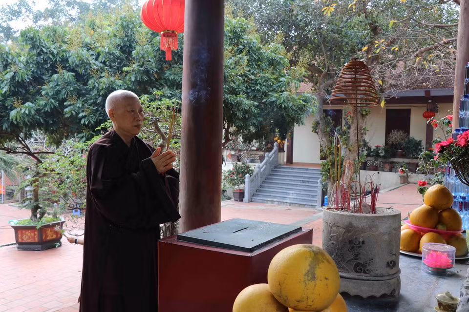Nhà chùa vẫn làm lễ cầu quốc thái dân an trong chùa. (Ảnh: Thái Hùng/TTXVN)