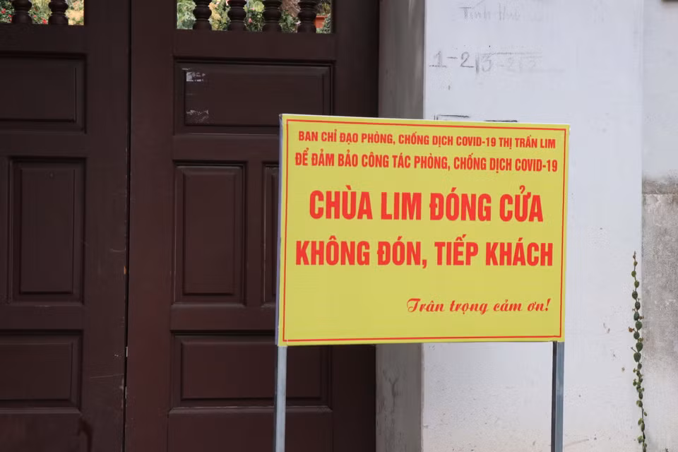 Thông báo không đón khách đến lễ chùa và tham quan trong mùa hội Lim 2021. (Ảnh: Thái Hùng/TTXVN)