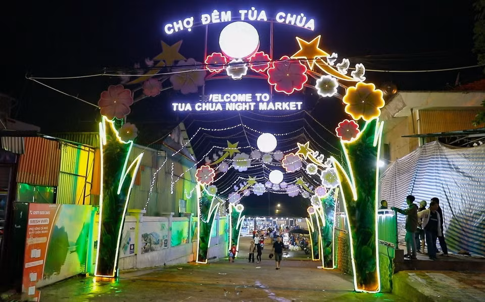 Chợ đêm Tủa Chùa được họp vào tối thứ Bảy hằng tuần. (Ảnh: Xuân Tư/TTXVN)